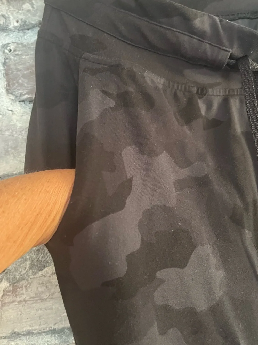 lululemon athletica Women's Dark Camo Joggers, hidden pockets, great condition